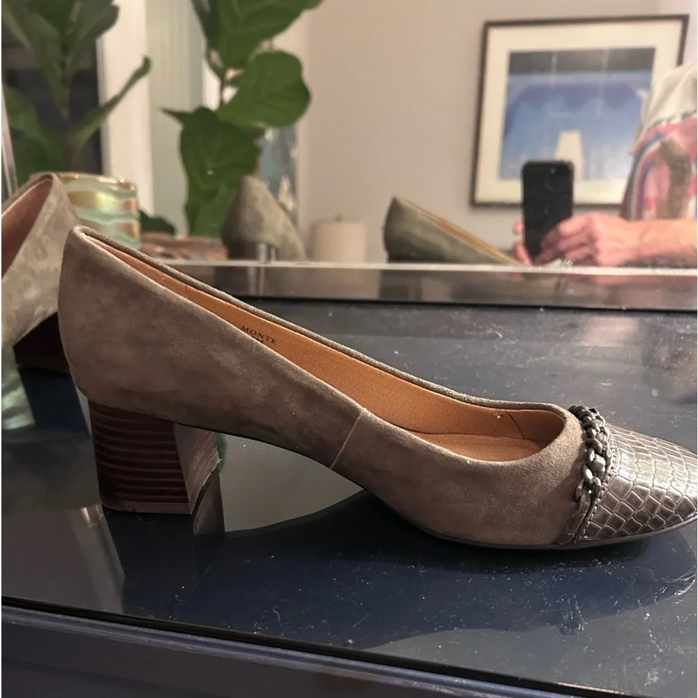 Tahari Ta Monte Low Block Heel Olive Green Size 8